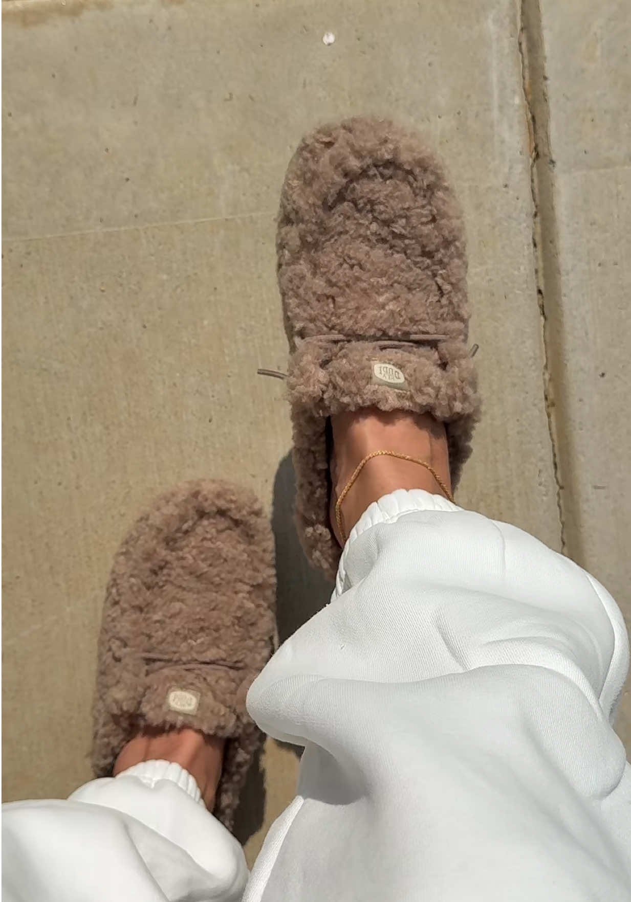 These slippers sell out so fast!! #heydudeshoes #heydude #heydudeslippers #fuzzyslippers #slipper #tiktokshopcreatorpicks 
