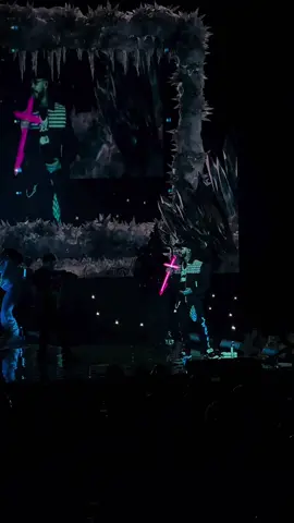 #SOLA SE ESCUCHÓ A FUEGO EN SAN JOSÉ, CALIFORNIA 👹🇺🇸. . . . #sapcenter #anuelaa #parati #foryou #anuel_2blea #eldiosdeltrap #rhlm #viral #anuel #fyp 