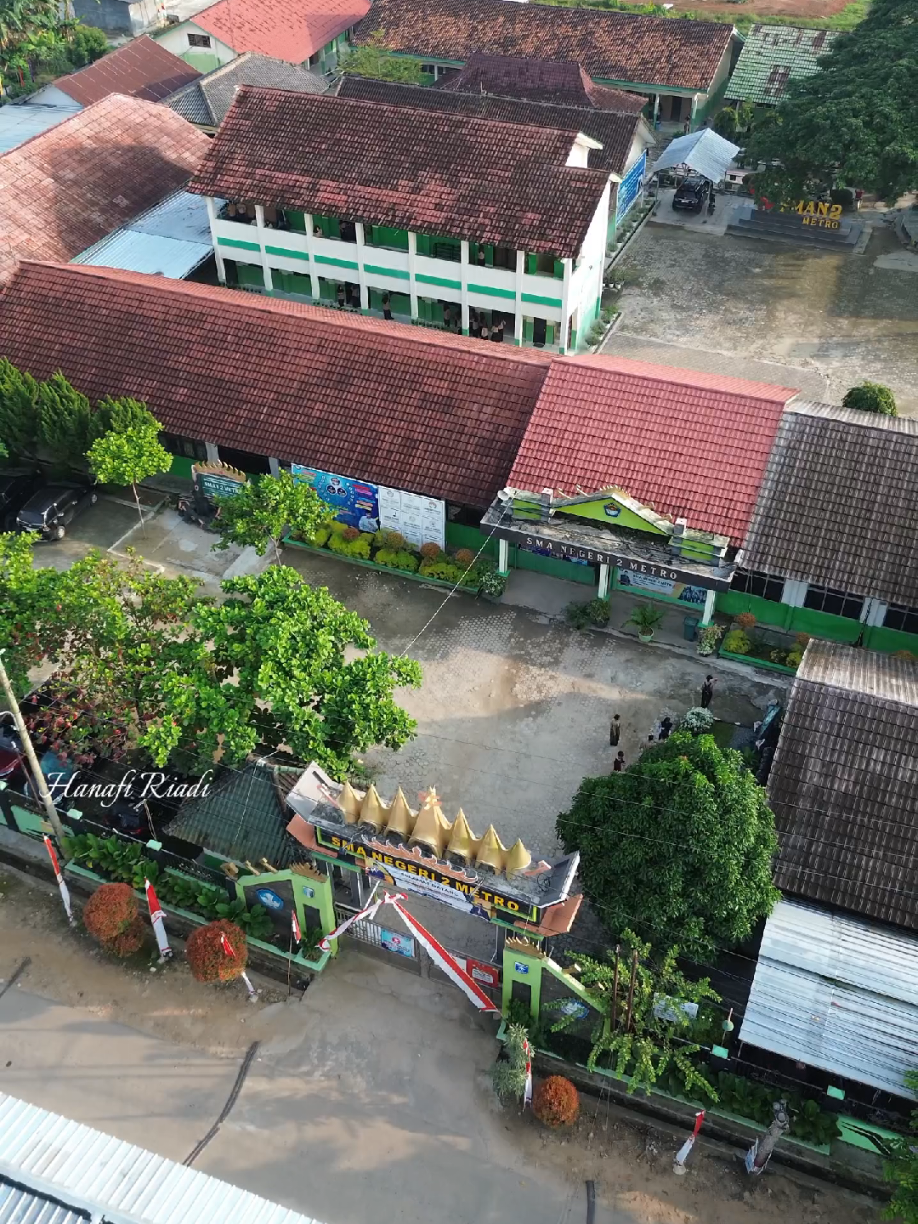 SMA N 2 Metro haii warga metro dan sekitarnya,,, siapa nih yg pernah sekolah di sini,,,  & guru favorit kalian siapa nih??!  #sman2metro  #smanegri2metro #lampung #metro #fyp  #dronelampung 
