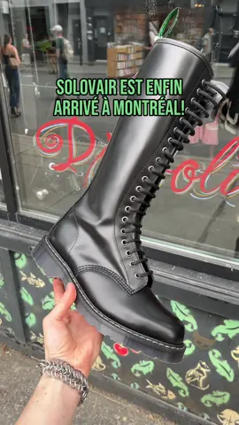 On est heureux d’accueillir une nouvelle marque de bottes de qualité supérieure, pour celles et ceux qui veulent investir dans des chaussures solides et durables.  Pendant 35 ans, Solovair a produit les célèbres bottes “Dr. Martens by Solovair” sous licence, reconnues pour leur qualité exceptionnelle. En 1994, le nom Solovair est officiellement enregistré. Depuis, la marque perfectionne ses modèles avec des semelles Soft Suspension, conçues pour offrir encore plus de confort et de résistance. Toujours fabriquées entièrement en Angleterre, les bottes Solovair incarnent le meilleur du savoir-faire britannique: qualité, tradition et style intemporel. Disponible à la boutique sur Mont-Royal & en ligne! #montreal #alt #solovair 
