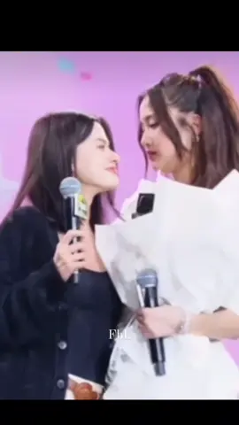 Hermoso y mágico momento 🥹😭❤️ #freengirlfriend #freenbecky #happybirthday #freenhappybirthday #freensarocha #freensarochachankimha #freenbeck #beckyarmstrong #freenbecky❤️ #freenbeckyshipper #beckyrebeccapatriciaarmstrong #becca #freensarocha❤️ 