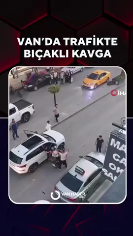 Van İpekyolu ilçesinde yol verme meselesi yüzünden çıkan tartışma, bıçaklı kavgaya dönüştü. Olay anı cep telefonu kamerasına yansıdı. #Van #VanTrafikKavgası #BıçaklıKavga #İpekyolu #MaraşCaddesi #TrafikTartışması #YolVerme #VanHaber #MotosikletKavgası #VanŞiddet  #vanhaber #vanhaberleri #vansondakika #sondakikavan #kavga #van #vancumhuriyetcaddesi #vanmaraşcaddesi 