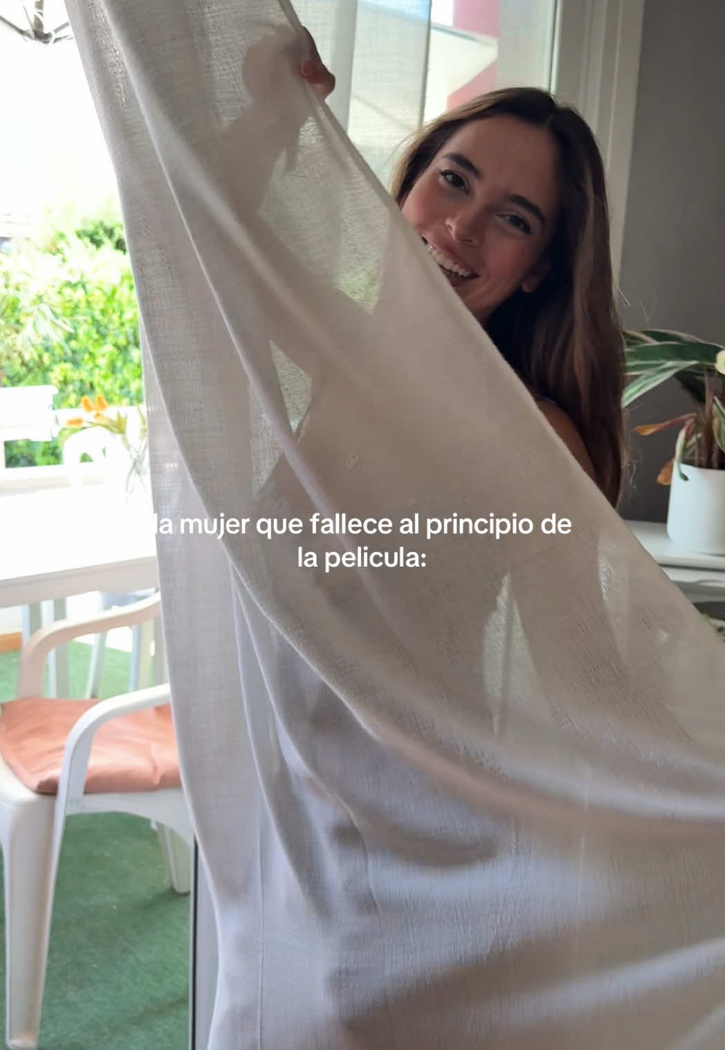 siempre enredada en las cortinas