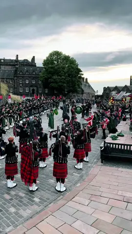 🎶 100+ Bagpipes. One Epic Night. One castle. Scotland’s heartbeat 🏴󠁧󠁢󠁳󠁣󠁴󠁿 ✨ Step backstage at The Royal Edinburgh Military Tattoo  — where the Massed Pipes & Drums turn Edinburgh Castle into the heartbeat of Scotland!  From booming drums to the haunting cry of the bagpipes, this is Scotland like you’ve never felt it before. 💥 🇫🇷 🎶 Plus de 100 cornemuses. Une nuit légendaire. Un chateau. Le coeur d’Ecosse 🏴󠁧󠁢󠁳󠁣󠁴󠁿✨ Plongez dans les coulisses du Royal Edinburgh Military Tattoo — où les Massed Pipes & Drums transforment le château d’Édimbourg en véritable cœur battant de l’Écosse ! Des tambours qui résonnent aux notes envoûtantes des cornemuses, voici l’Écosse comme vous ne l’avez jamais ressentie. 💥  #edinburgh #edinburghcastle #edinburghtattoo #musicfestival #visitscotland #ecosse #scotlandtiktok  