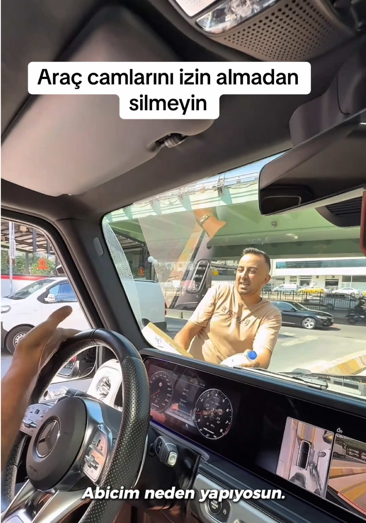 Bugün aracımızı temizledik, ppf kaplama yaptırdık. Araçtan çıktığımızda ışıklarda cam temizliği yapan evsiz bir arkadaş, izin almadan hızla gelip camlarımızı temizlemeye kalktı. Biz silmemesini söyledik, ancak o yine de temizledi. Ona, doğru olanın bu olmadığını, önce izin alması gerektiğini anlattık. Çünkü aracımıza ppf yaptırmıştık ve su değmemesi gerekiyordu. Daha iyi bir ticaret yapabilmesi için ona yol gösterdik ve 10.000₺ maddi destek verdik Çünkü bazen sadece “yanlış yaptın” demek yetmez, “doğru yolu” da göstermek gerekir. #İyilikİyidir #DoğruyuGöster #HayataDokunmak #EmeğeDestek #birliktegüçlüyüz 