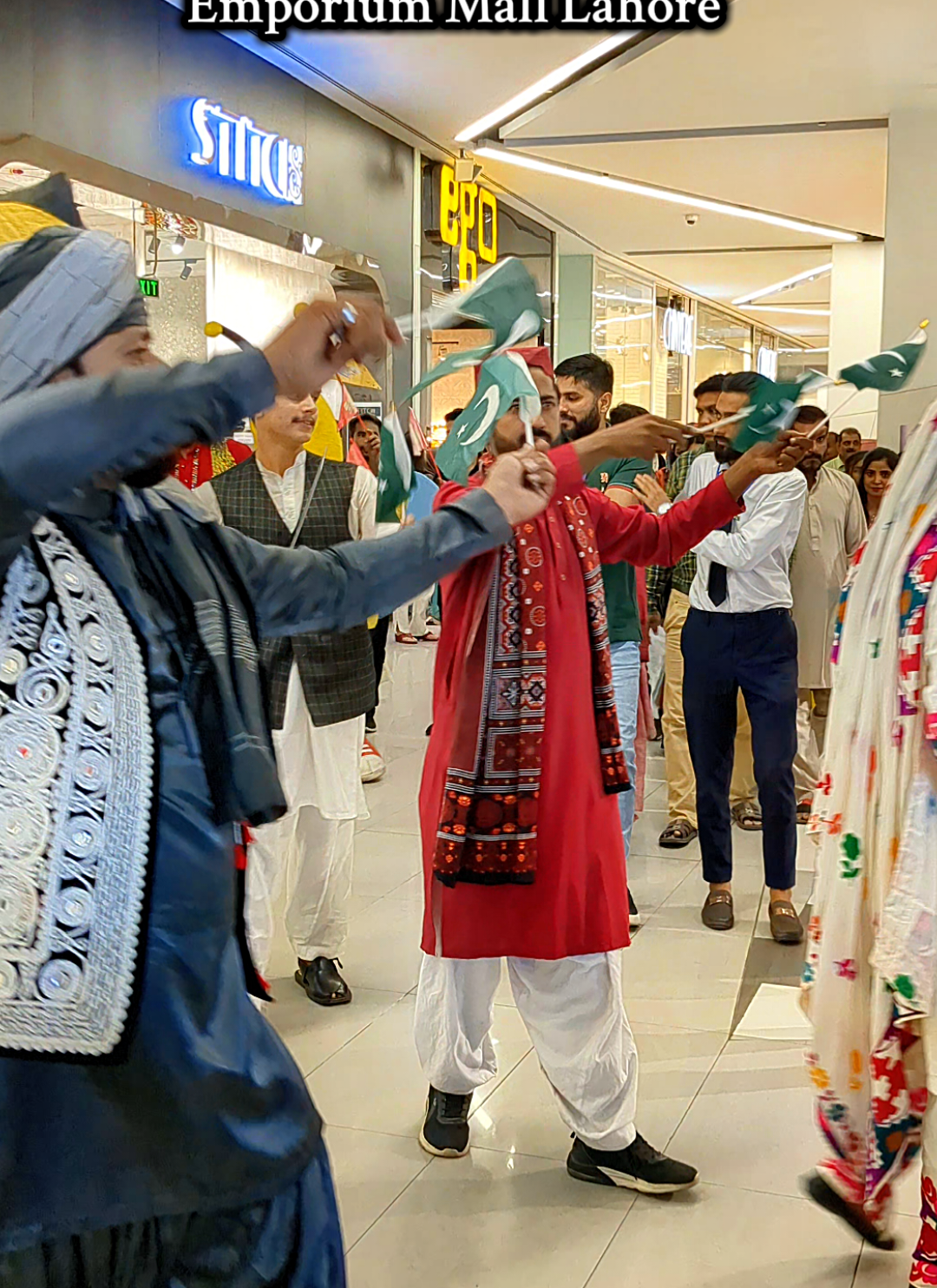 Emporium Mall Lahore today (09 August 2025) Celebrations 🇵🇰💚🤍 #emporiummalllahore #emporiummall #independenceday #azadifestival #decorations #lahore #lahorepakistan #weekend 