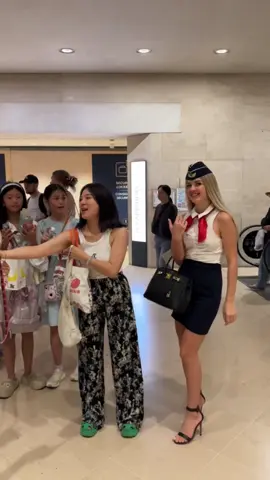 Kindness and happiness everywhere ☺️ do you notice? #crew #Aria_in_sky #reactions #stewardess #usa #cute #losangeles #airport #amazing #flightattendant #chat 