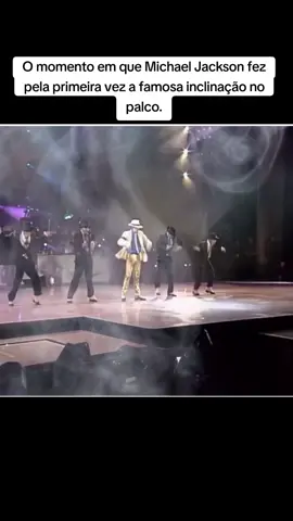 O momento em que Michael Jackson fez pela primeira vez a famosa inclinação no palco.
