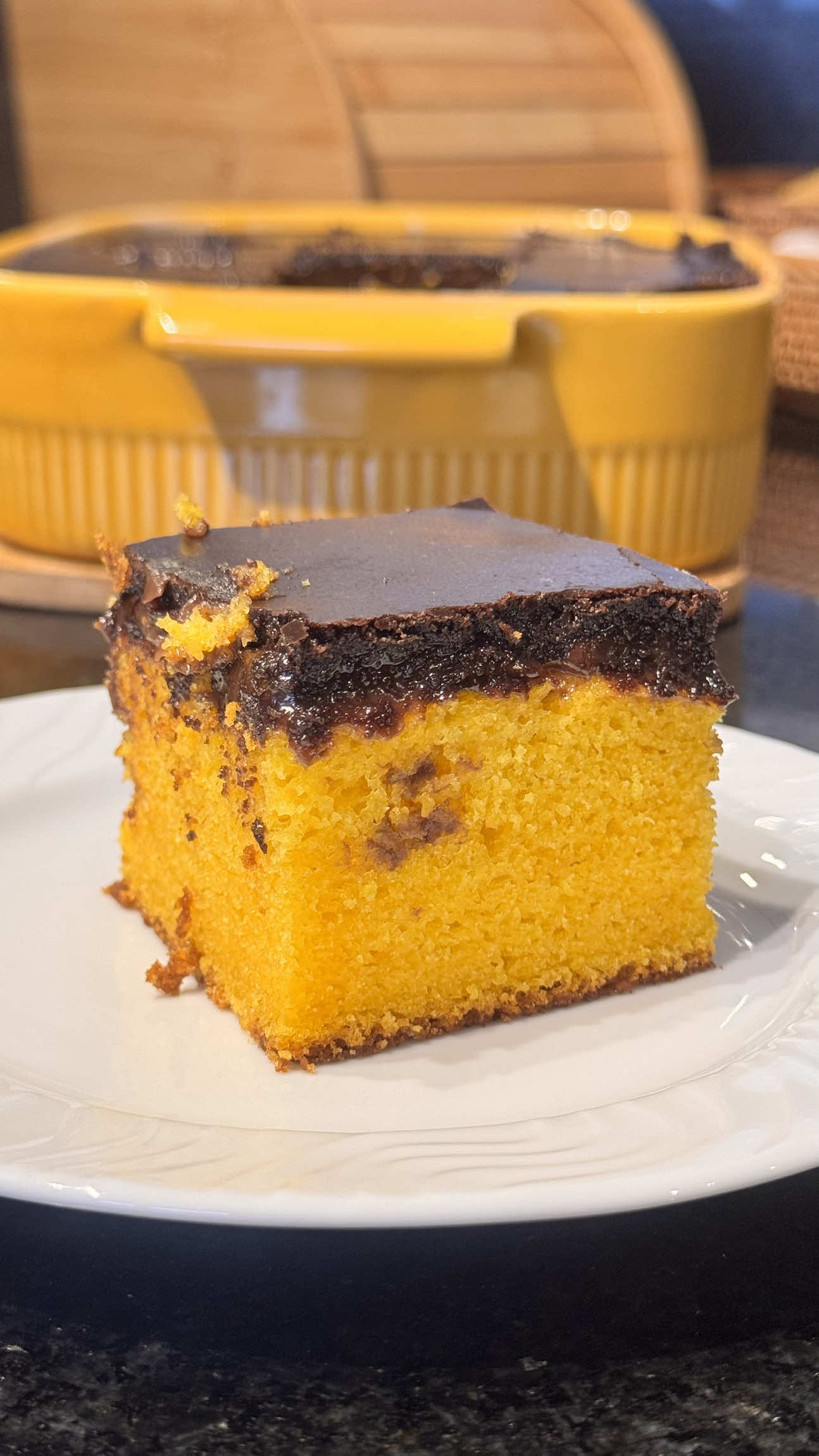 Bolo de cenoura com cobertura durinha e brigadeiro 🤤🤌🏼 não tem como ser melhor  Já salva pra não perder a receita 🫶🏻 Ingredientes: Bolo de cenoura: 270g de cenoura (apx 2 cenouras médias) 3 ovos  1xic de óleo  2xic de açúcar  2xic de trigo  1 colher (sopa) de fermento Brigadeiro: 1 leite condensado 2 colheres (sopa) de cacau 50% 1 colher (sopa) de manteiga 2 creme de leite 2 barras de chocolate  Casquinha durinha: 1xic de açúcar  1xic de nescau ou chocolate 50% 1 colher (sopa) de manteiga/margarina 6 colheres (sopa) de leite  Modo de preparo está no vídeo.  #bolo #bolodecenoura #brownie #receita #sobremesa