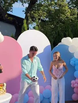 Gender Reveal Party 🩵🩷 #auntie🫶🏽 #auntie #boyorgirl #gender #genderreveal #genderrevealparty #happy #aunt #auntie #momanddad #baby #boy #girl #pregnant #surprise #fyyp 