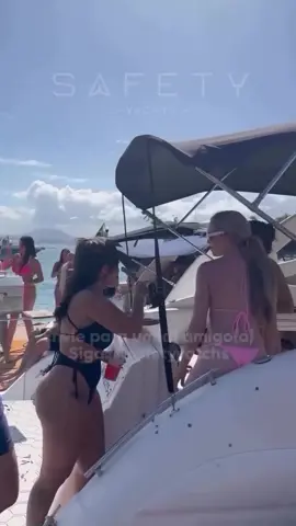 Vamos curtir o final de semana da melhor forma? 🤩🤩 Vem viver o inesquecível aqui na Praia do Caixa D’Aço 🛥️🌊☀️🏝️🔥 🚨TÁ ROLANDO CONDIÇÃO ESPECIAL NO ALUGUEL DE LANCHA PARA O CAIXA D’AÇO!🚨 👉Central de reservas: (48) 99634-3575 #caixadaço #caixadaco #praiadocaixadaço #praiadocaixadaco #passeiodelancha #alugueldelancha 