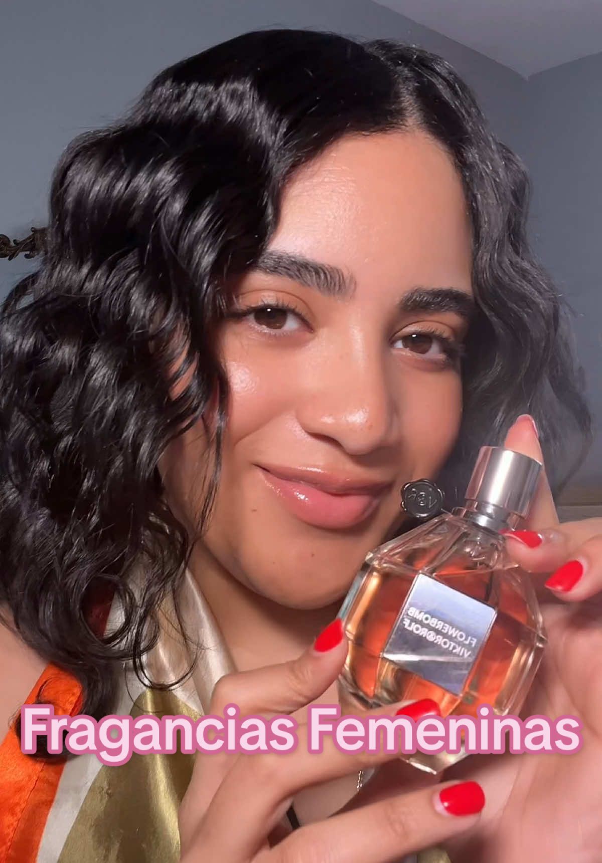 Flowerbomb de Viktor & Rolf es pura magia en una botella 💐 Cada vez que la uso, me llueven los cumplidos 😍 Si te gustan los aromas dulces, femeninos y duraderos… este es tu nuevo perfume favorito. 💖 @Viktor&Rolf Fragrances  📌 Disponible en TikTok Shop con envío rápido. #flowerbomb #perfumetiktok #perfumestiktok #viktorandrolf #tiktokmademebuyit #tiktokmehizocomprarlo #fraganciasfemeninas 