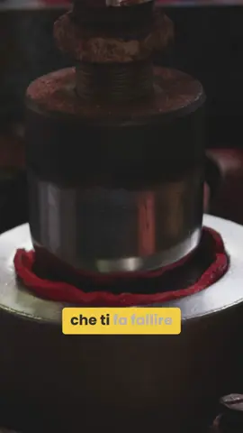 Molti pensano che la scelta della coltivazione sia la parte facile. In realtà è lì che si decide gran parte del successo o del fallimento. Quando inizi senza un criterio, ti affidi a un’idea romantica, a un consiglio generico o a quello che “sembra andare di moda”. Il problema è che non è detto che funzioni con il tuo tempo, le tue risorse o il modo in cui vuoi lavorare. 🍅❌E così la coltivazione “giusta” per altri diventa un freno per te: troppo impegnativa, troppo lenta, troppo costosa o semplicemente incompatibile con la tua vita. Partire senza una bussola significa bruciare energie e denaro per adattarti a un modello che non ti appartiene. Partire con una bussola significa far crescere un’attività che ti somiglia, che riesci a mantenere e che può davvero espandersi. Il nostro quiz gratuito è questa bussola: in due minuti ti mostra quale attività ha più senso per te, quali errori evitare e come impostare il percorso fin dall’inizio. 👉 Fai il quiz oggi. Perché domani potresti aver già investito nella direzione sbagliata.
