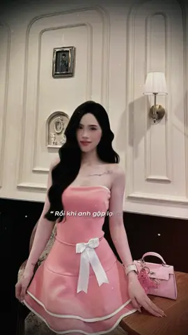 Rồi sẽ có một người bước vào cuộc đời bạn, ôm lấy bạn bằng tất cả sự dịu dàng họ có.❤️