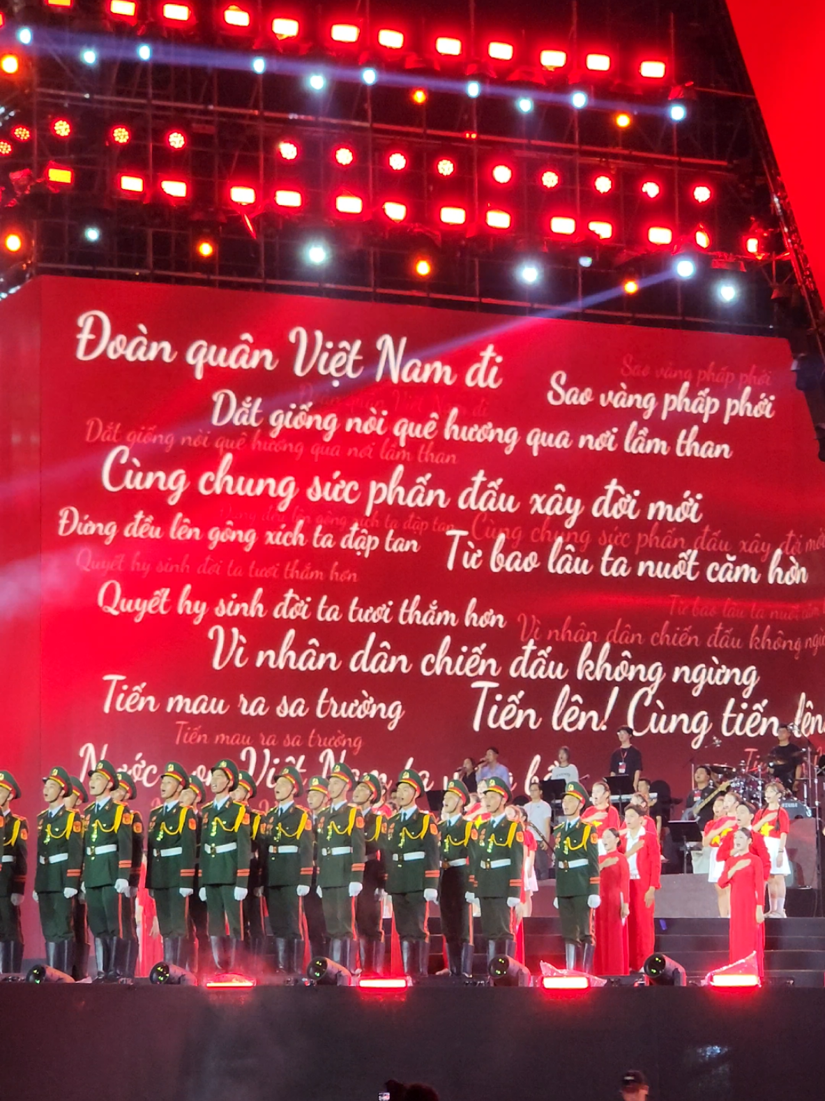 Màn hát đầy hào hùng mở màn cho chương trình Concert Quốc Gia 