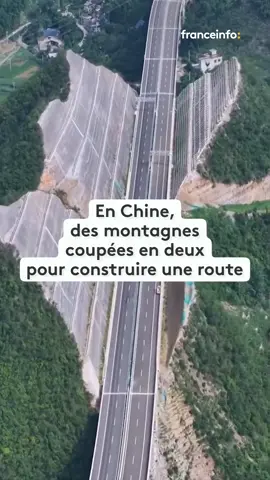 🇨🇳 Le pont le plus haut du monde, situé dans la province du Guizhou, en Chine, traverse des montagnes littéralement coupées en deux pour gagner du temps de route. Le chantier titanesque devrait s'achever fin 2025. #sinformersurtiktok