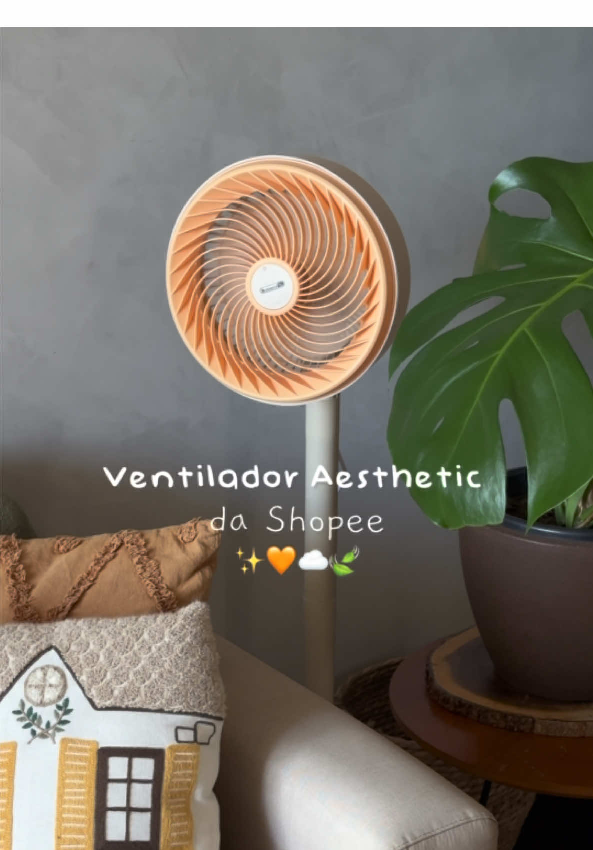 Achei que combinou muuuuito! 🧡✨ Obs: Perdoem que não deixei o nome da marca bem alinhado, encaixei tortinho e só vi na hora de editar. 🤭  O link tá na minha bio! Se tiver dúvida deixa nos comentários que eu respondo viu?  #shopee #comprinhas #shopeehaul #ventiladoraesthetic #decor 🍃