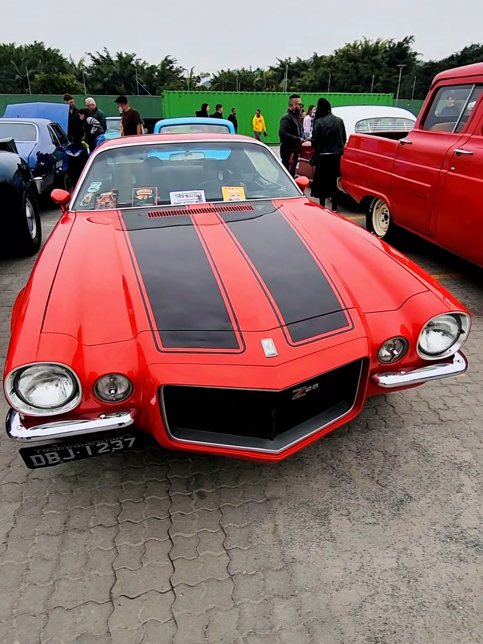 Santa Catarina Custom Show 2025 em Balneário Camboriú. Mais vídeos nos próximos dias. . #camaro #camaroz28 #oldcar #exposicaodecarros #carshow #customcar #musclecars #pinturadecarros #carroantigo  #santacatarinacustomshow #sccustomshow2025 