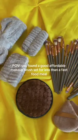 These are PERFECT for beginners wanting to start doing makeup!✨🫶🏼 affordable and you can all this stuff included! #makeup #makeupbrushes #tiktokshopfinds #beauty #fyp #deals #tiktokshopdeals #trending 
