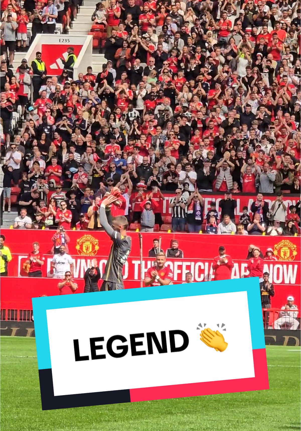 A fitting reception for David de Gea 👏❤️ #ShotOnSnapdragon