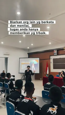 Org bebas berkata dan menilai, tp kita jug bebas berekspresi, yg pntng sesuai norma dan aturan mahluk bumi 