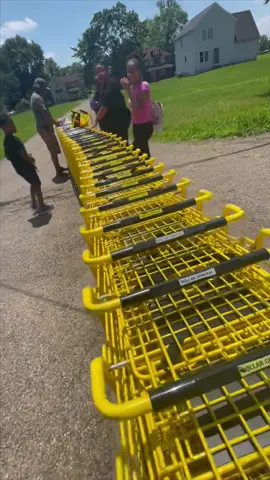 We are better together 💛#communitymatters  @Dollar General  thank you @user5791509865479 for stopping and helping us ❤️ 