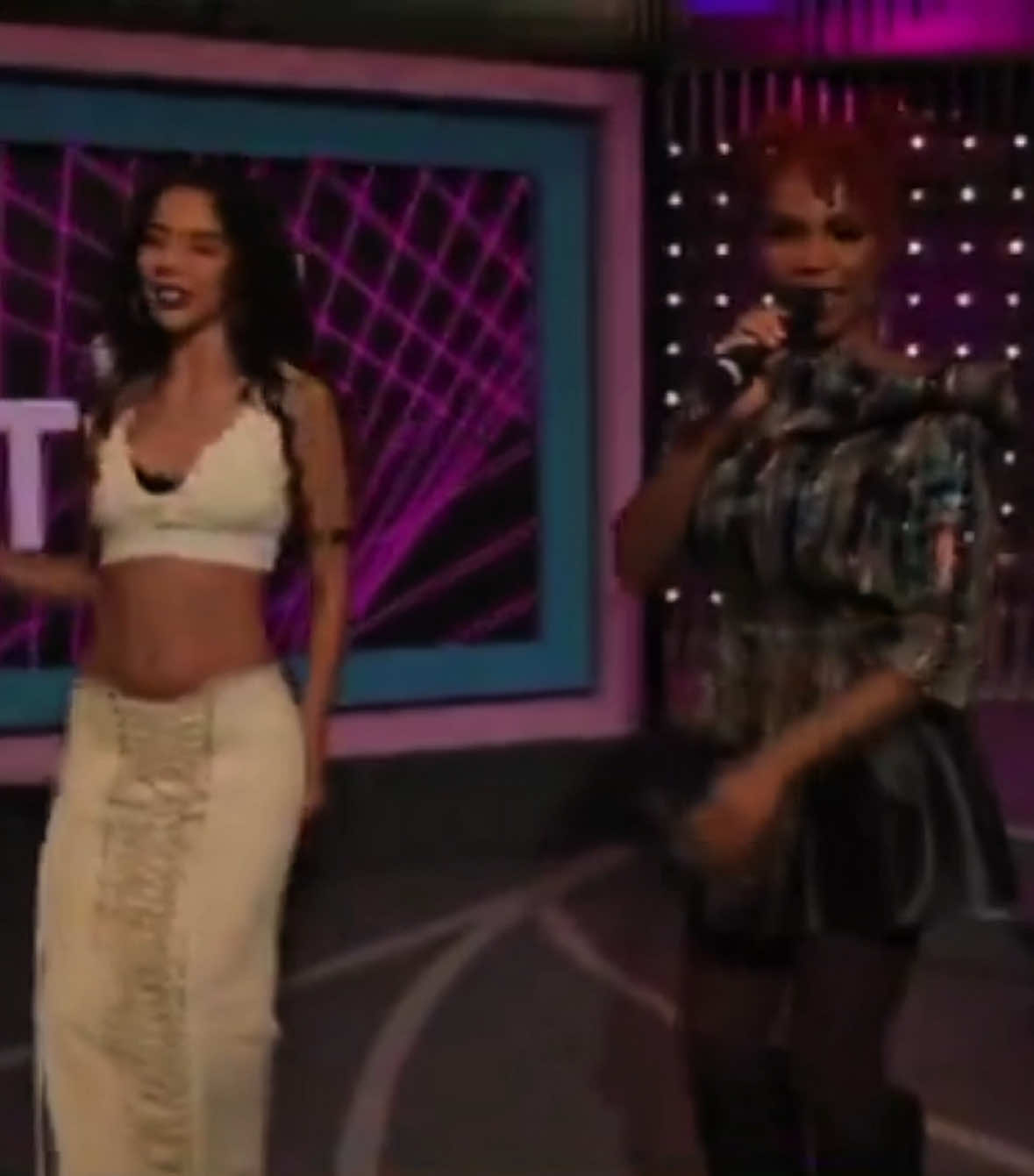 Karol Conká e Marina Sena cantam “Mundo Loco”, faixa presente no album Batuk Freak, no TVZ Ao Vivo. #karolconka #marinasena #batukfreak #vibes #fyp #rap #mulherdepreso🔓🕊👫💍 @Karol Conka @marina sena 