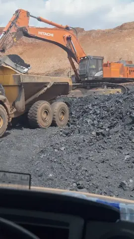coal loading with  hitachi 870 powerful excavator. #tanzaniantiktok🇹🇿 #hitachiexcavator 