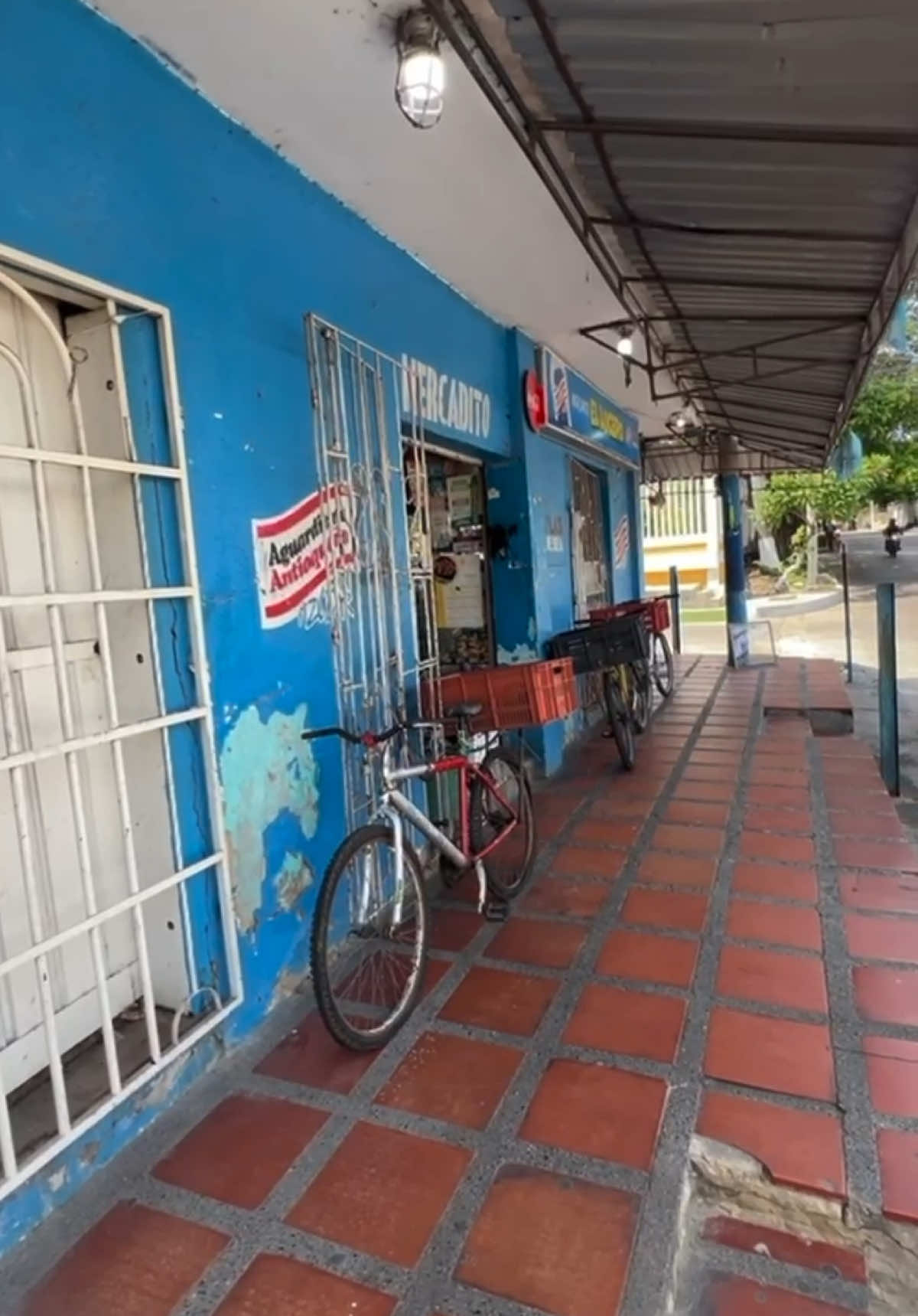 🚨TIENDA EN EL BARRIO LUCERO DE BARRANQUILLA FUE ATACADA A BALA🚨 Momentos de pánico se vivieron en la carrera 35 con calle 52, barrio Lucero de Barranquilla luego que extorsionistas dispararan contra una tienda la mañana de este viernes.  Afortunadamente no salido nadie herido, sin embargo es un llamado al administrador del establecimiento a que debe pagar ‘vacuna’ para poder trabajar.  ¿Qué cree usted que pasa con la seguridad en Barranquilla? Los leemos.      #local #barranquilla🇨🇴 #paratiiiiiiiiiiiiiiiiiiiiiiiiiiiiiii #fyppppppppppppppppppppppp #extorsion #viral #tiktok #noticias #LIVEIncentiveProgram #LIVECanBeEasy #PaidPartnership 