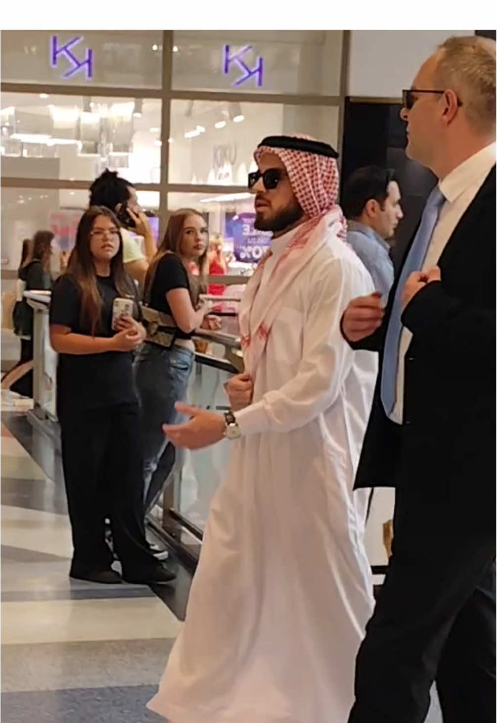 Petrol power Habibi 🗿💵💵 #princehabibi #fyp #publicreaction #germany #berlin #money #rich 