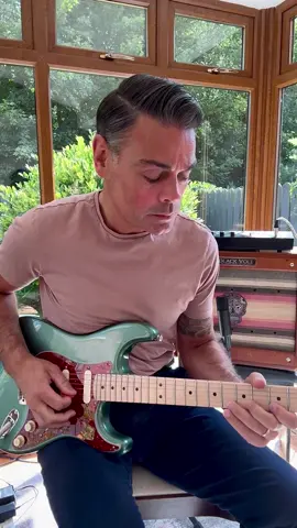 Some Knopfler / Clapton inspired noodling for the weekend! Enjoy yourselves wherever you are! 🙌🏻🙏🏻 #bluesguitar #markknopfler #ericclapton #fenderstratocaster 