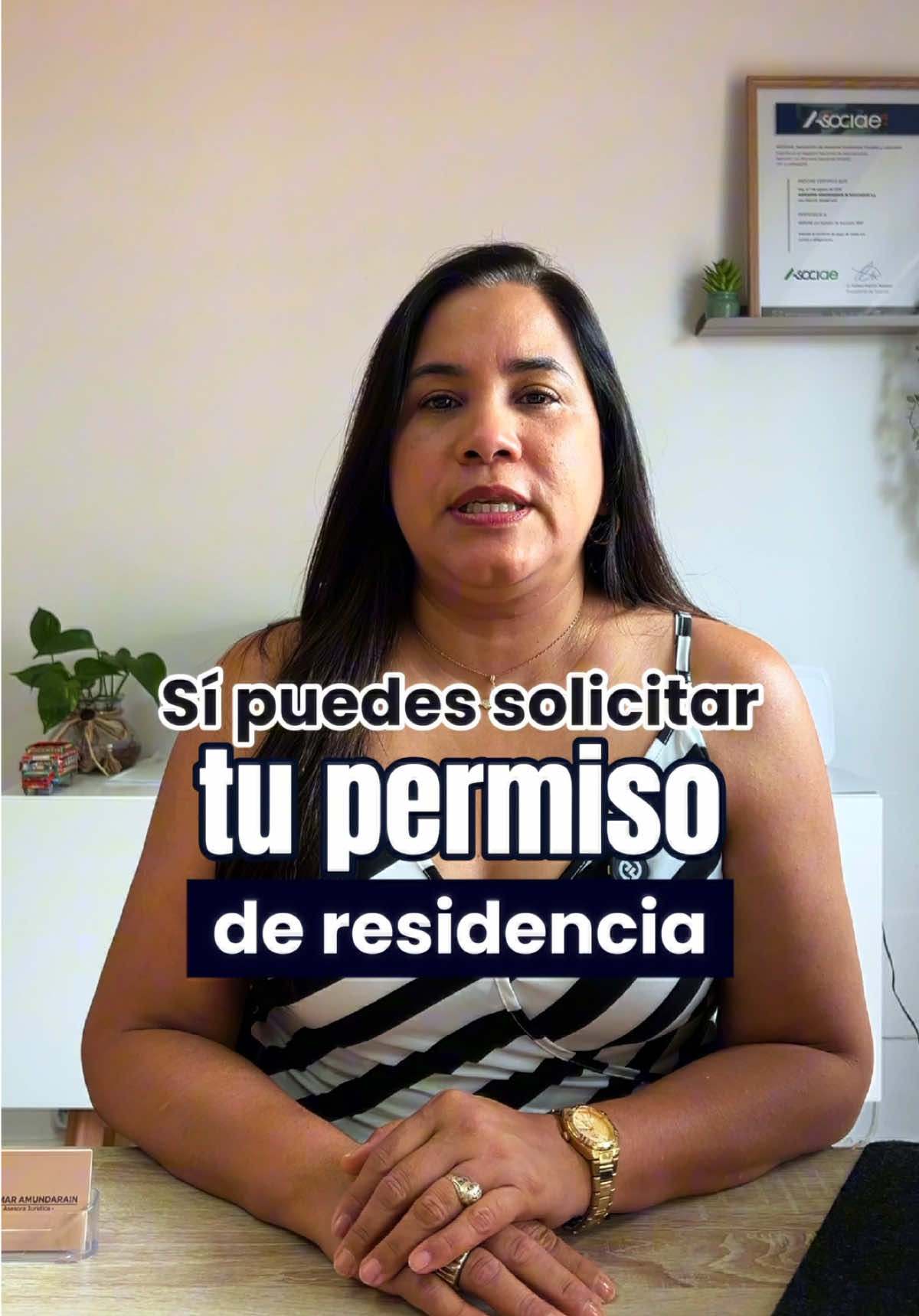 ¿Matrimonio en el extranjero? ¡SÍ puedes pedir residencia en España! Muchos creen que si no te casaste aquí, no puedes optar a la residencia… ERROR!❌   Si tu matrimonio con un español/a es legal (aunque sea fuera de España), ¡SÍ puedes solicitarla!✅   📋 Documentos clave: • Certificado de matrimonio apostillado • Padrón de convivencia   • Pasaporte vigente   • Declaración jurada de vínculo   • Pruebas de relación real (fotos, chats, hijos…)   ✨ Con esto, demuestras que tu amor es auténtico… ¡y tu residencia también! 👉 ¿Necesitas ayuda? Soy Ithamar, experta en extranjería y he ayudado a cientos de familias a regularizarse. ¡Agenda tu consulta YA!⬆️   #ResidenciaEnEspaña #MatrimonioExtranjero #Extranjería #PermisoDeResidencia #VidaEnEspaña #AsesoríaLegal #Inmigración #FamiliaTransnacional  