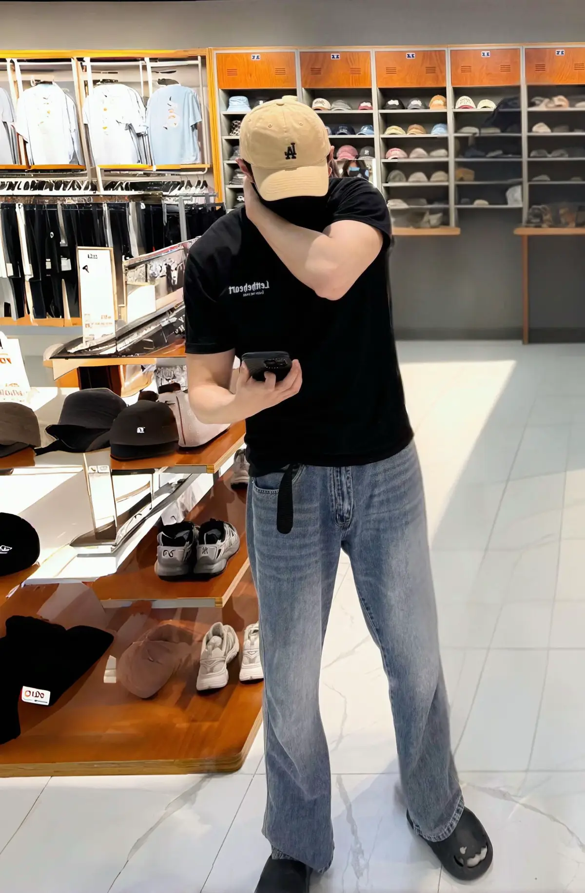 spotted buying hat at store #maxiaoyu 