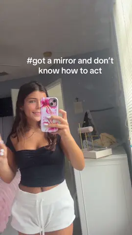 I LOVE MY MIRROR #mirror #relatable #girls #real #funny #OOTD #oufitinspo 
