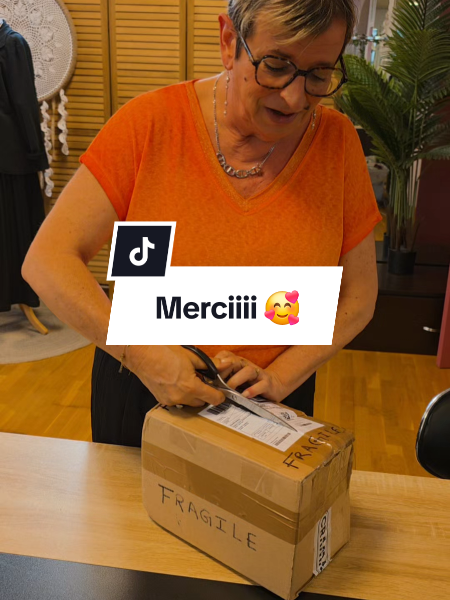 Merci beaucoup @🎀 cynthia💕 Dresscodeteam💕 j'adooooore 😍😍 #cadeau #unboxingvideo #dresscodegap 