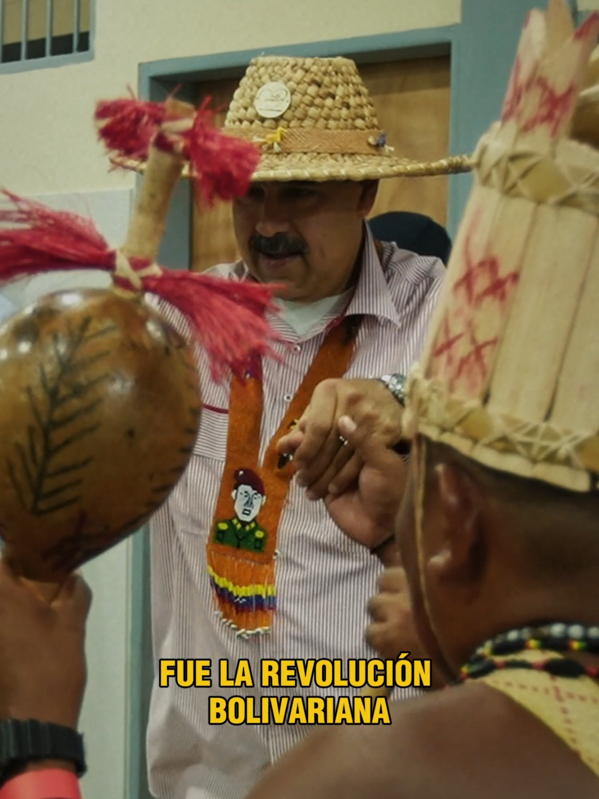 Si hay alguien que puede demostrar la resistencia y el valor de la lucha por la dignidad, la identidad y la auténtica humanidad, son los pueblos originarios de nuestra América. Su legado es la base de la identidad y la fuerza que nos inspira. Por ello, conmemoramos hoy, #9Ago, el Día Internacional de los Pueblos Indígenas. Me siento orgulloso de ser el indio “Brazo Duro”, de nuestras raíces ancestrales, y tengo un profundo compromiso con los pueblos originarios de Venezuela y del mundo: defender sus tierras, culturas y lenguas. La Revolución Bolivariana, con el Comandante Hugo Chávez, hizo justicia y saldó la inmensa deuda del colonialismo y el capitalismo. Nuestra Constitución de 1999 es la única en el mundo que garantiza sus derechos y su representación, es un acto de reivindicación histórica. Estoy convencido de que los pueblos indígenas serán el alma impulsora y la energía original de los grandes cambios que necesita la humanidad para reencontrarse con la justicia, la igualdad y la felicidad natural del ser humano. ¡Que viva por siempre la rebeldía y la dignidad de nuestros pueblos originarios!