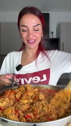 Reispfanne mit Hähnchen und Paprika 😋 Zutaten: 1 Zwiebel, 500gr Hähnchenbrustfilet, 2x Paprika, 1 Tasse Reis, 2 Tassen Wasser, 1 EL Tomatenmark, Salz, Pfeffer, Vegeta, Knoblauchpulver, Paprika edelsüß, Chili und Petersilie. #Foodtrend #food #rezept #chicken #healthyfood #Recipe #onepot 