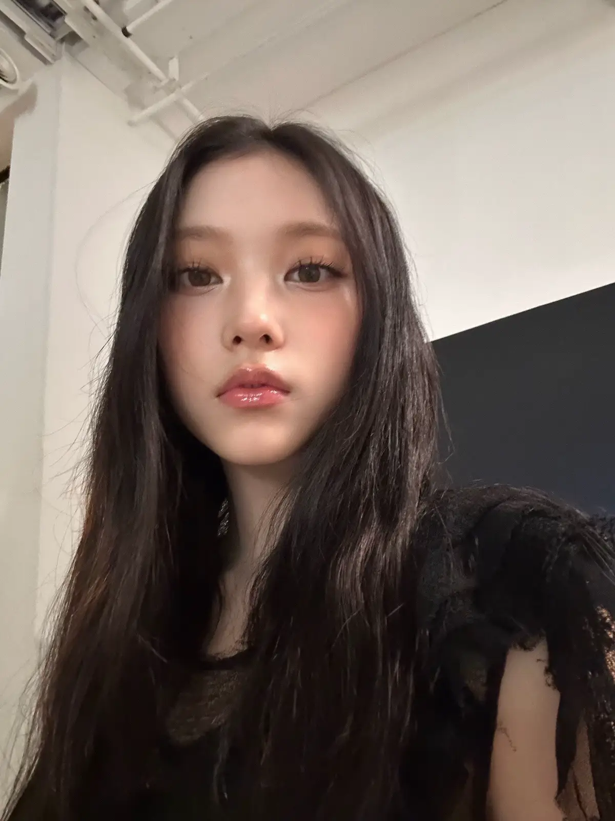 【日本語】 大好きなヘリンちゃん 活動休止してから随分と経ちました。その間に、新しいグループが出てきたり、あるいは、新曲をリリースするグループがいたりしています。素敵なメンバーも、素晴らしい楽曲も、たくさんあります。 それでも結局、あなたの歌とダンスと笑顔に変わる感動はそこにはありません。こころが震えることはありません。ヘリンペンとしては、1日でも早く、あなたがバニーズの前で歌い踊る姿を見たいです。 ただ1人の人間として、あなたの健康と幸せをこころから願っています。 사랑하는 해린에게, 당신이 무대에서 물러난 지, 어느덧 시간이 꽤 흘렀네요. 그동안 새로운 그룹들이 등장하고, 수많은 노래들이 세상에 나왔어요. 재능 있는 사람들, 아름다운 무대도 참 많았죠. 하지만 그 어떤 것도 당신의 노래와 춤, 그리고 미소가 주던 감동을 대신할 수는 없었어요. 그때처럼 마음이 떨리는 순간은 다시 오지 않았어요. 당신을 진심으로 아끼는 사람으로서, 바니즈 앞에서 다시 노래하고 춤추는 당신의 모습을 하루빨리 보고 싶어요. 하지만 무엇보다도, 한 사람의 인간으로서, 당신이 건강하고 행복하기를 진심으로 바라고 있어요. 얼마나 시간이 걸리든, 나는 여전히 여기에서 조용히 당신을 응원하며 기다릴게요. 언제나 사랑과 함께. To my dearest Haerin, It’s been quite some time since you stepped away from the spotlight. Since then, many new groups have emerged, and countless songs have filled the air. There is so much talent, so many beautiful voices and performances. And yet, none of them reach the place in my heart that your singing, your dancing, and your smile once did. They don’t move me. They don’t make my heart tremble like you did. As someone who cherishes you deeply, I long for the day I can see you on stage again, dancing and singing with all your heart in front of Bunnies. But even more than that, as a fellow human being, I simply hope you are well—truly, deeply well. No matter how long it takes, I’ll be here, quietly cheering for your happiness, and waiting. With love always. #newjeans #njz #haerin #ヘリン #해린 