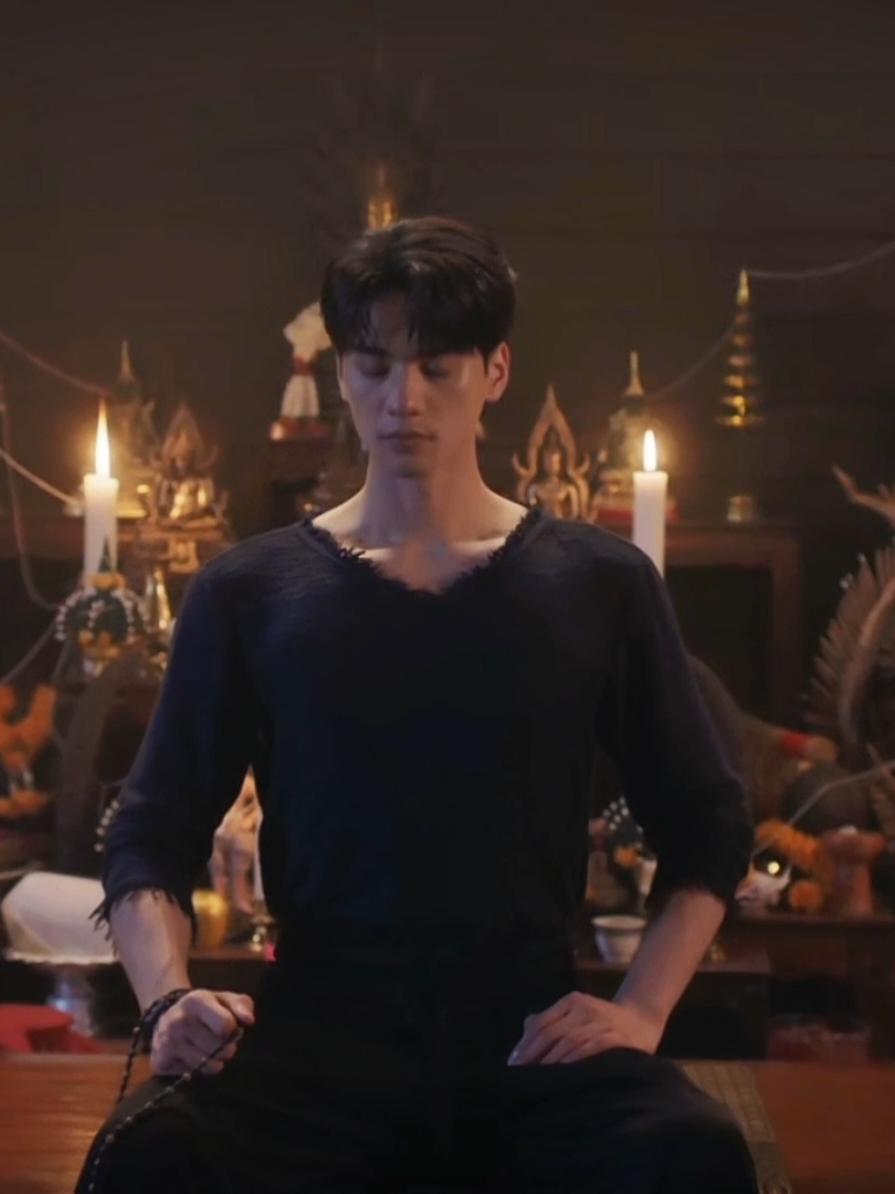 ซีนนี้ชอบมากๆ ตั้งแต่ตอนอ่านนิยาย เหล่าผู้มีคาถาอาคมในหมู่บ้าน ทั้งเป็นศิษย์ปู่เสกหรือศิษย์ของพ่อครูภรัณ มาช่วยกันสวดมนต์คาถาคุ้มกันภัยจากผีรำพึง #เขมจิราต้องรอด #เขมจิราต้องรอดseries #khemjiratheseries #เขมจิราต้องรอดep1 #เก่งหฤษฎ์ #kengharit #ฟีด #fyp 