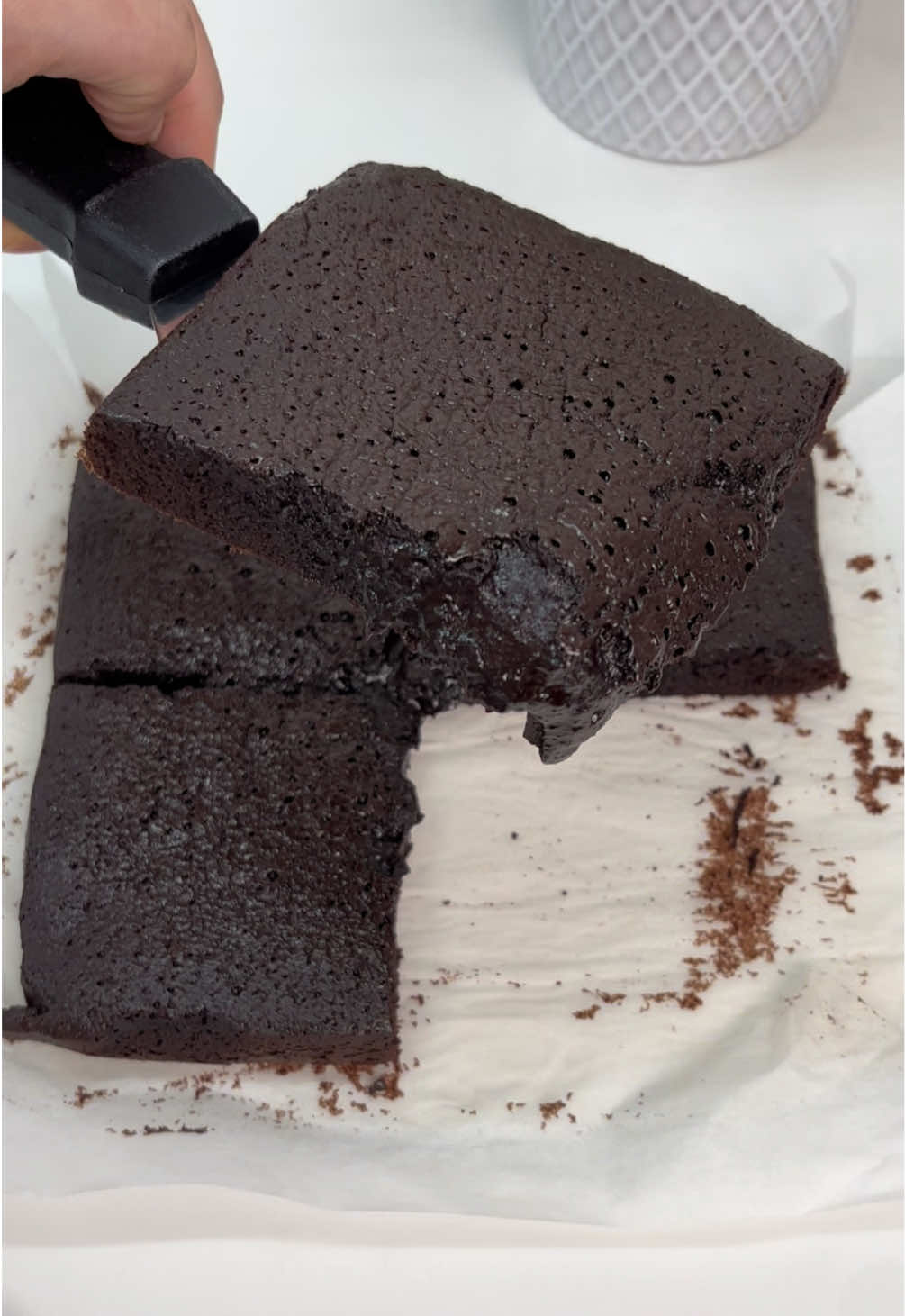 3 malzemeli browni🤩 / 3 Ingredient Brownie 🍫 MALZEMELER 350 gram sürülebilir fındık ezmesi 2 adet L boy yumurta  50 gram un 30 gram kakao  Ingredients: 350 g hazelnut spread 2 large eggs 50 g flour 30 g cocoa powder Mix all ingredients and pour into a 20x20 cm pan. Bake at 170°C for 12-13 minutes. Tüm malzemeleri çırpalım 20x20 cm mini fırın kabına aktaralım önceden ısıtılmış alt üst ayarda 170 derecede 12-13 dakika arası pişirelim #brownie #brownielovers #easyrecipeideas 