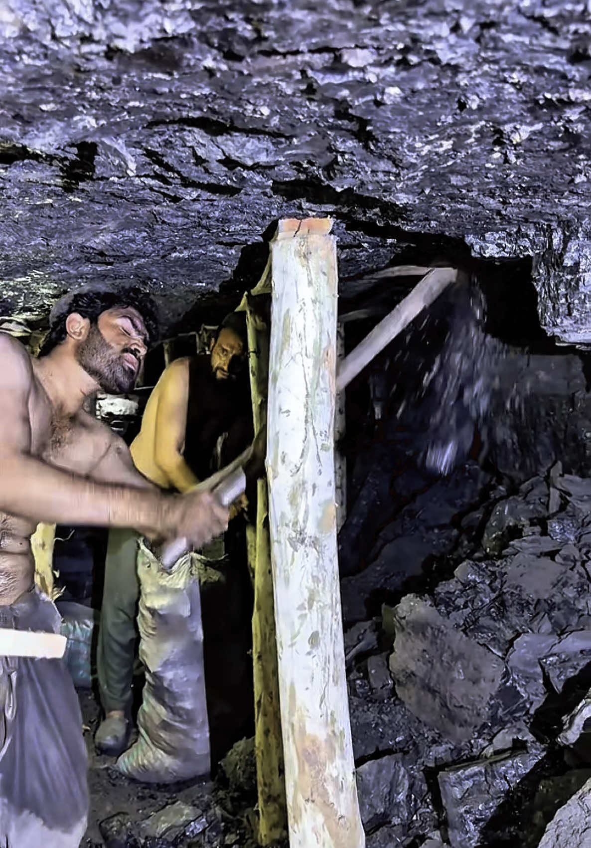 Blackdiamond mining ⛏️ #Minecraft #mining #digging #blackdiamond #diamond #secretmine #america #undergroundgold #gemstones #secrettunnels #usa🇺🇸 