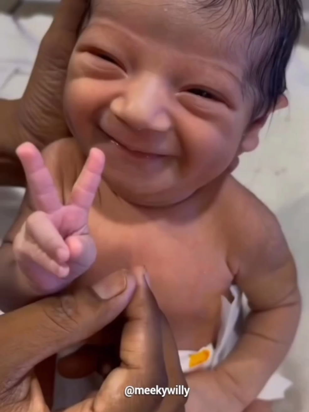 When his mum is a selfie add!ct🤔🤣🤣  #viralvideos #nigeriantiktok #relatable #newpost #trending #reels #highlights #shorts #followers #viral #fyp #titokviral #meekywilly #meekykreator #newchallenge