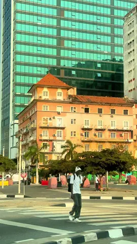 🇺🇦⬇️Eu vi fotos de Luanda de 15 anos atrás — era uma cidade completamente diferente. É difícil imaginar o quanto ela mudou desde então. E ainda mais difícil imaginar como será nos próximos 15 anos… Mas tenho certeza de que o futuro será brilhante e o desenvolvimento, ainda mais visível. ——— Я бачила фото Луанди 15 років тому — це було зовсім інше місто. Важко уявити, наскільки вона змінилася з того часу. І ще важче уявити, якою стане через наступні 15 років… Але я впевнена, що майбутнє буде світлим, а розвиток — ще більш помітним #africantiktoker #africa #recommendationsplease❤️ #PreçoDoCombustível #luandaangola😍🇦🇴 #angola #africantiktok🇹🇿🇺🇬🇿🇦🇿🇲🇹🇿🇸🇹 #traveltok #africantiktokers🔥🔥🔥🔥🔥 #подорож #traveltok #maroders #ProtestosAngola #travel #luanda 