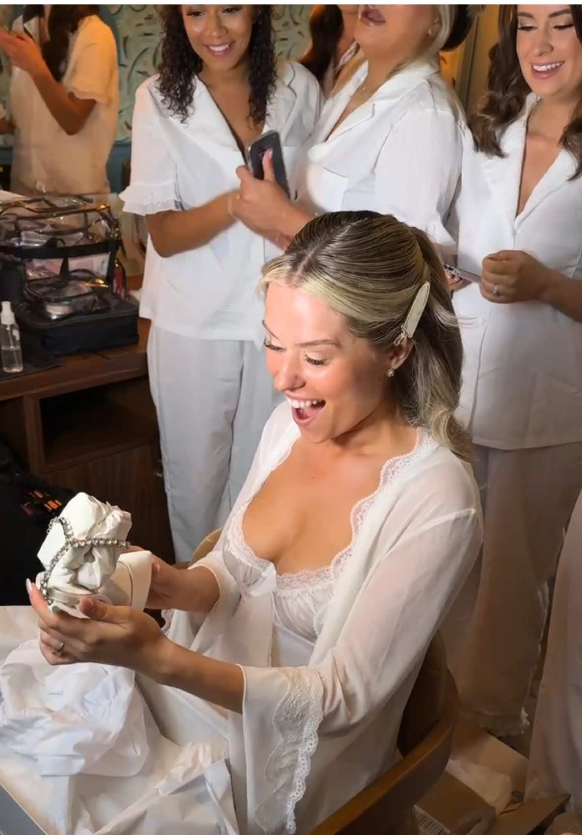 The biggggest surprise, the girls screams say it all 😅 what a wedding present!!! @Jimmy Choo 🤍 #weddingday #weddinggift #weddingmorning 
