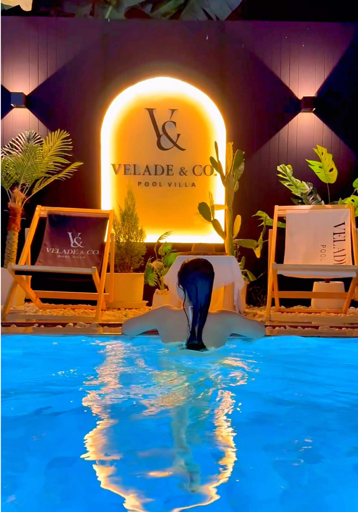 @Velade & Co. Pool Villa  พูลวิลล่า สุดหรูเปิดใหม่แกะกล่อง‼️ มุมถ่ายรูป Chic Chic ไม่เหมือนใคร สายติด Glam เทสดี ห้ามพลาด ✨💫 พร้อมกลิ่นอาย สไตล์ฝรั่งเศส สวยทุกมุม 🥂🇫🇷 🏡 3 ห้องนอน พักได้ยกแก๊ง 10-12 คน 🏖 ใกล้หาดนาจอมเทียน 5 กม. เพียง 10 นาที 🍽 ล้อมรอบด้วยคาเฟ่และร้านอาหารดังในพัทยา 📲 จองเลย Line: @veladepoolvilla ##ที่พักสไตล์ฝรั่งเศส##พูลวิลล่าพัทยา##PoolVillaPattaya##เที่ยวพัทยา##พูลวิลล่าหรู