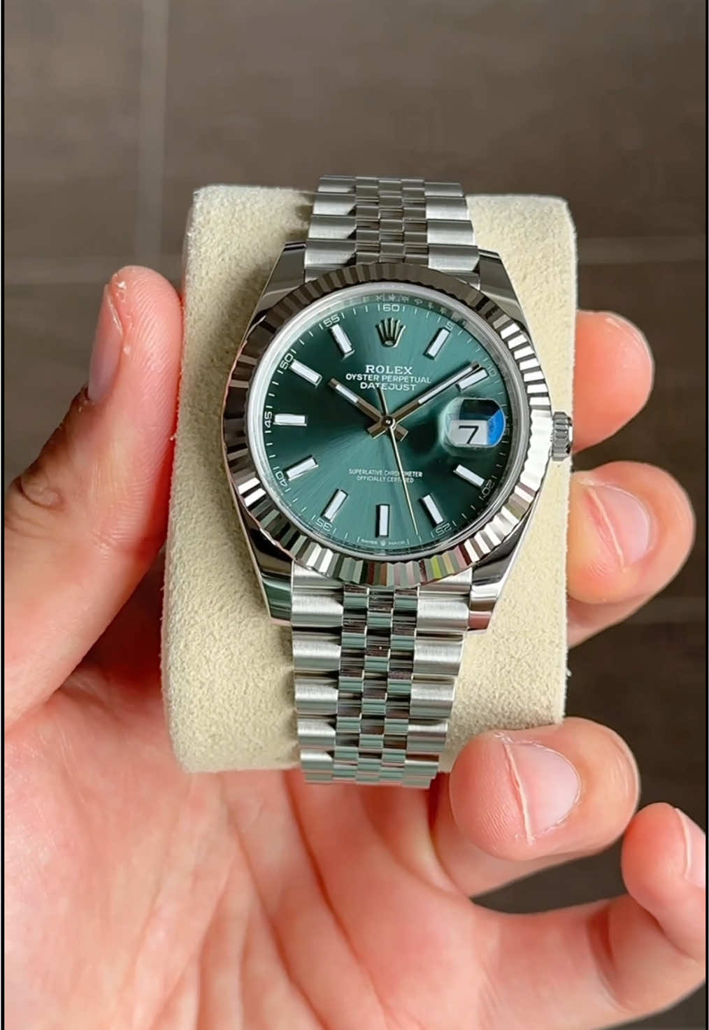 Elegância em verde: Rolex Datejust Mint Green Dial. Mostrador verde menta com acabamento sunburst, caixa em aço Oystersteel, aro canelado e bracelete Jubilee. Um design sofisticado e contemporâneo que transmite exclusividade em cada detalhe. Informações via Direct WhatsApp: (18) 98128-7878 Tekken Luxury — Excelência. Autenticidade. Confiança. #tekkenluxury #rolexdatejust #mintgreen #relogiodeluxo #altarelojoaria #watchcollector #fullset #unboxing #watchlovers #luxurywatch