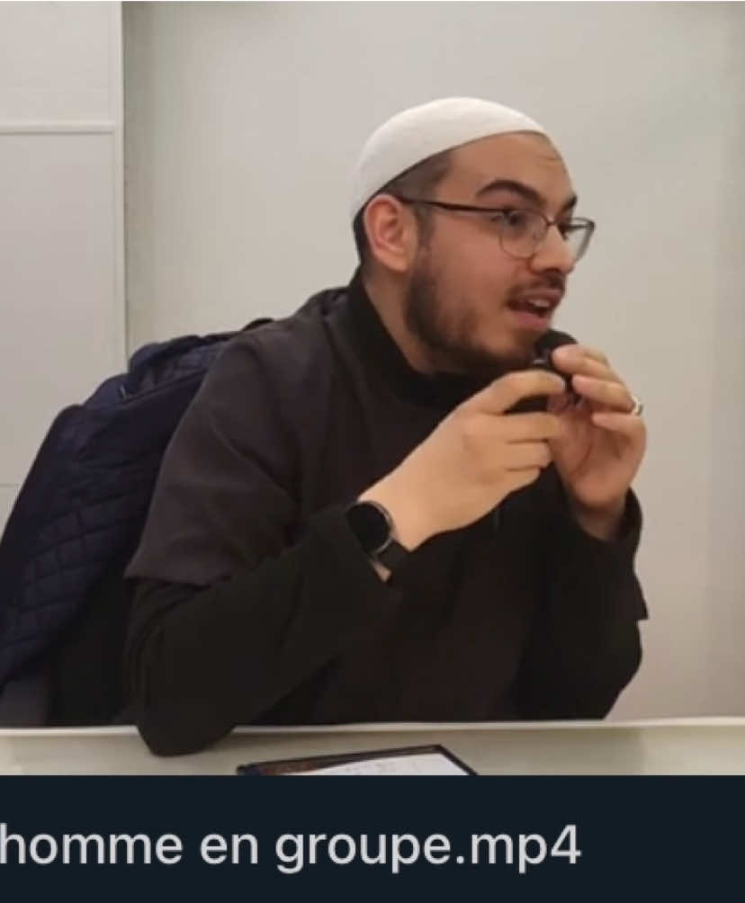 Il baissait tellement le regard, qu’elle le pensait aveugle. #ilyesabousouheyl #salaf #regard