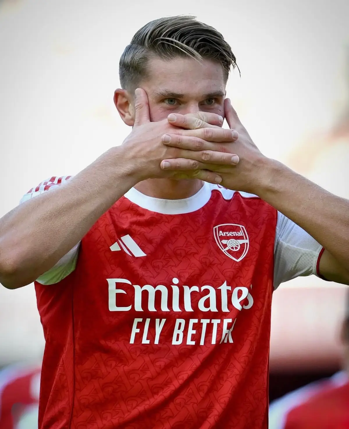 ⚡ GYÖKERES’ MASK IS HERE! ⚡ Viktor Gyökeres scores his first Arsenal goal in a friendly with a stunning header, assisted brilliantly by Zubimendi. 🔴⚪ The Swedish striker has officially landed at the Emirates — and he’s already making an impact! ⚽🔥 Credit: Fabrizio Romano (@fabriziorom) Follow for more updates 👉 Facebook: @ballgisthub | TikTok: @realballgisthub #Arsenal #Gyoekeres #AFC #PremierLeague #EPL #TransferNews #FootballUpdates #Zubimendi #BallGistHub