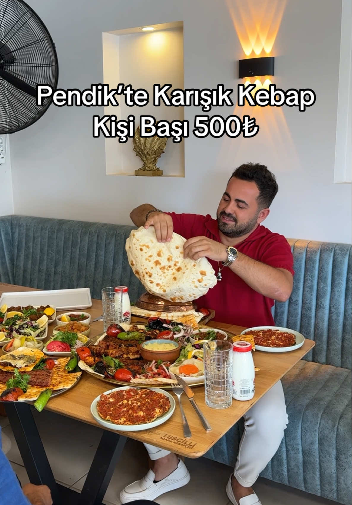 Pendik’te herkesin konuştuğu o meşhur kebapçıya geldik Tescilli Adana Kebapçısı #ortaklık 😍 burası bölgenin 19 yıllık kebapçısıymış, ilk şubesini erol kaya caddesinde salaş bir dürümcü olarak işletmiş ve herkesin beğenisini almış, şimdi aynı caddede şık bir kebapçı olarak devam ediyor aynı zamanda 3. şubesi de Maltepe Cevizli’de, ben genel olarak lezzetleri çok beğendim, kebaplar doyurucu ikramlar da oldukça bol, burayı listenize ekleyin ve mutlaka gidin ☺️ Karışık Kebap Kişi Başı 500₺ (görseldeki 2 kişilik 1000₺) Adana porsiyon 400₺ Patlıcanlı kebap 475₺ - - #kebap #dürüm #pendik #yemek