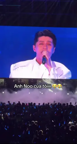 ANH NOO CỦA TÔIIII 😭 quá đẹp quá hay quá đỉnh, ko còn từ gì để nói tại V Concert hôm nay nữa !!! Sáng rực sân khấu, giọng hát có thể là xuyên tim, list bài hát cực phẩm ❤️ Một Concert mà đi từ 4h chiều tới tận 1h sáng mới về đến nhà, quá đãaa tổ quốc ơiii. Chỉ tiếc chiếc đt của em nó chờ từ chiều tới đc lúc anh ra thì sắp sập nguồn 😭  vẫn may cố đc vài clip đã tai đã mắt để đời huhuuu #noophuocthinh #VConcert #nhungkemongmo #rangrovietnam #VTV 